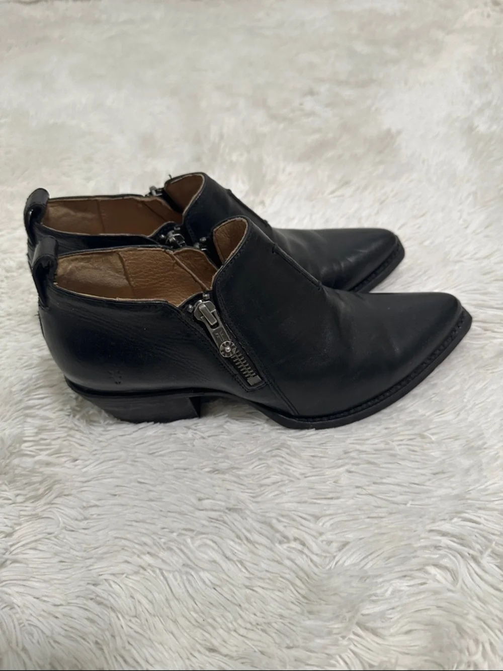🐬 Frye Genuine Leather Bootie - Picture 2 of 7
